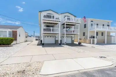 Image de Renovated with Backyard Oasis! Quick Walk to Town & Beach. 4 BRs. Sleeps 10