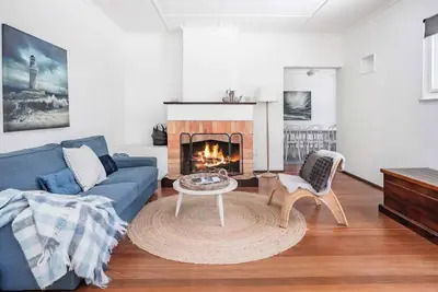 Image de Grande maison de King’s Beach parmi de beaux jardins tranquilles