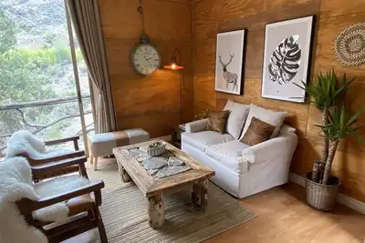 Image de Maison Ñilhue avec forêt et rivière
