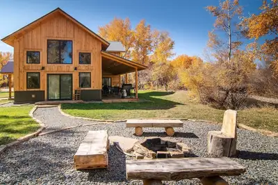 Image de Nouveau! Riverfront Home w \/ Bbq, 2 Mi Ă Dtwn Gunnison!