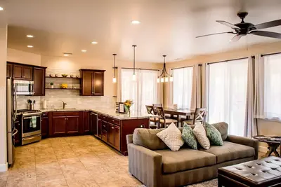 Image de Just Listed! Maison neuve! Super emplacement Uptown Sedona! 7 couchages! Coucher de soleil 490 - S118
