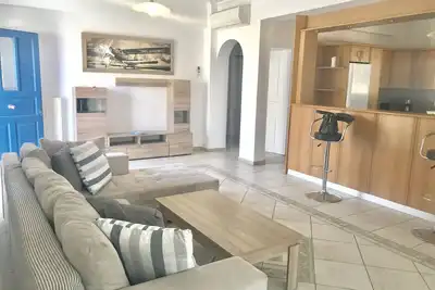 Image de Maison propre et bien rangée dans le centre-ville près de la gare routière et à flanc de falaise