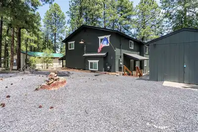 Image de Nouveau! Sierra Pine Retreat w / Lake Views! ! !