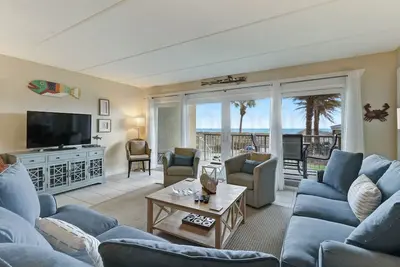 Image de Condo en bord de mer récemment rénové, décoré professionnellement, avec un accès facile à la plage. Jetée de pêche unique en son genre.