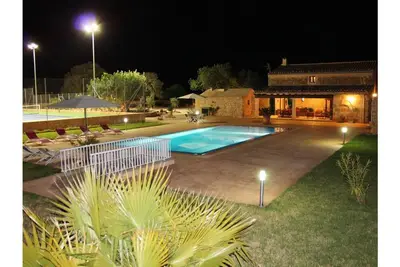 Image de Domaine rural avec piscine et court de tennis professionnel
