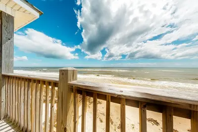 Maison face à la plage avec chiens et vue imprenable, Wi-Fi gratuit et douche extérieure!