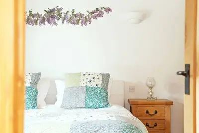 Image de Wisteria Cottage, Hoad Farm, Acrise, Folkestone, Kent