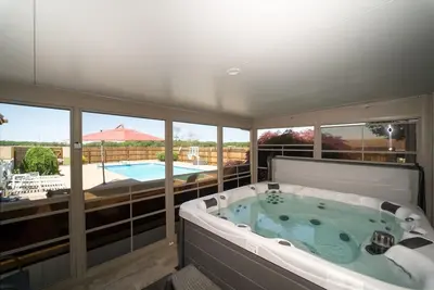 Image de Domaine avec piscine chauffée et bain à remous à quelques minutes de South Haven.