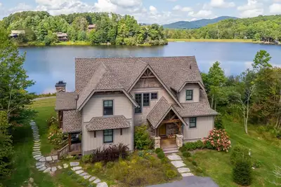 Image de Lakeshore Retreat - nouvelle construction à Sweetgrass, juste sur le lac