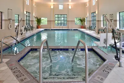 Image de Free Breakfast. Indoor Pool & Hot Tub. Your Next Trip!