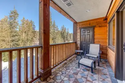 Image de Maison de montagne de luxe avec piscine et bain Ă remous communs, terrasse, vue sur le balcon et Wi-Fi gratuit!