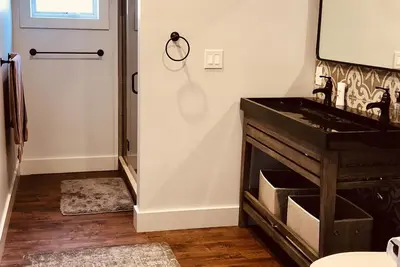 Image de Superbe 2 chambres sur une propriété fermée - 10 minutes à pied du centre-ville de Woodstock!