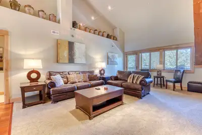 Image de Condo Penthouse avec vue sur la montagne et piscine / bain à remous partagés - à proximité de l'accès aux pistes de ski!