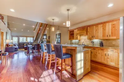 Image de Condo penthouse de luxe avec piscine partagée / bain à remous et grand mt. vues!