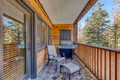 Image de Condo de montagne avec foyer au gaz, piscine / bain à remous / sauna partagés + accès ski facile!