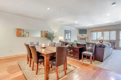 Image de Charmant condo de montagne avec piscine partagée / bain à remous / sauna + vue sur le balcon et Wi-Fi gratuit!