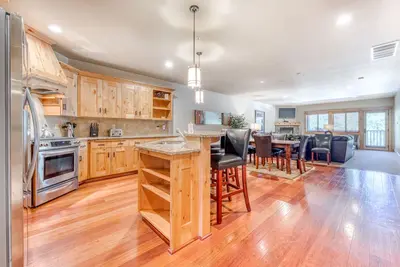 Image de Condo de montagne de luxe avec piscine et bain à remous communs, terrasse et accès facile aux pistes de ski!
