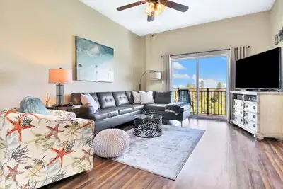 Image de Condo Dog Friendly Bay Front, piscine partagée et bain à remous juste à côté de la plage!