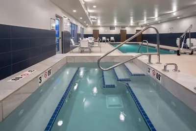 Image de Free Breakfast. Pool & Hot Tub. Your Next Trip!