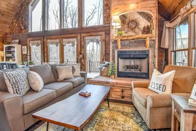 Image de Nouveau! Abri sur place avec beaucoup de choses à faire! Théâtre, cabane dans les arbres, jeux, billard!