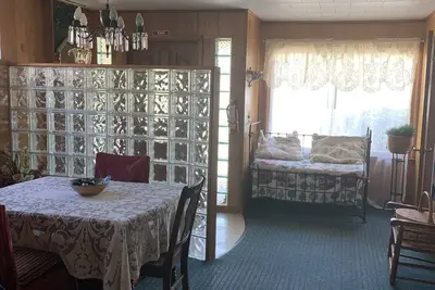Image de Secluded city cottage. 3 blocks from beach & Main Street shopping