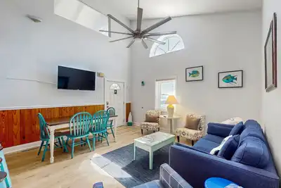 Image de Condo adapté aux chiens avec une piscine partagée, de superbes vibrations de plage et une vue imprenable!