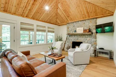Image de Nouveau! Maison spacieuse avec terrasse et patio sur le lac Beaver!