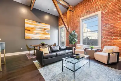 Image de 💜Beautiful City-Getaway, 2Bed/2Bath with Queen Sleeper+Balcony - The Iris