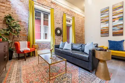 Image de 🐊Location & Condo to Stay in When Visiting Downtown Nola! Qn Sleeper Sofa & 15 ft Ceilings! 🐊