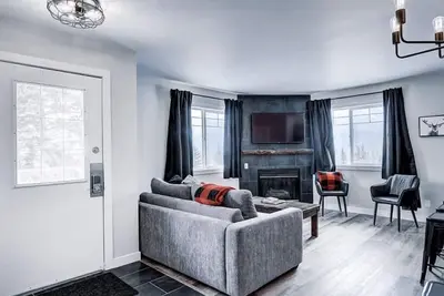 Image de Nouveau! Condo Sunny Mountain avec bain à remous + vues épiques