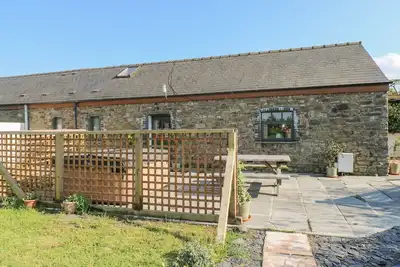 Cowslip Cottage, pet friendly, with hot tub in Haverfordwest