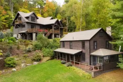 Image de Adk Lodge & Lakeside Cottage avec 510 'de front de mer, plage et île privée!