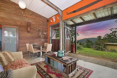 Image de La conversion du hangar avec bain Ă remous avec une vue imprenable @ Gold Coast Tree Houses