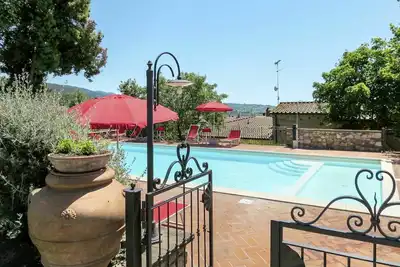 Joli appartement pour 4 personnes avec Wifi, piscine, Tv, patio, animaux admis et parking