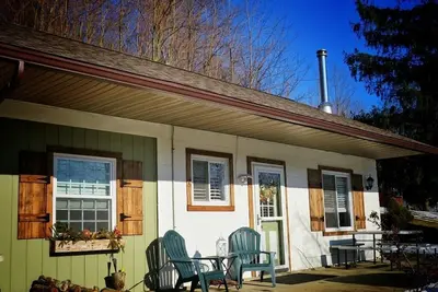 Image de Cozy Cottage w\/wood stove, firepit, pond & hiking trails near Snow Trails