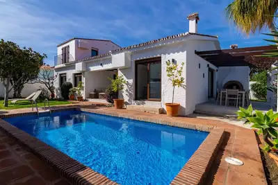 Image de Casa Adel - Cozy 4Bd Beach Bungalow in Marbella