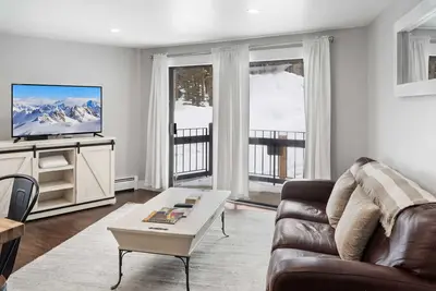 Image de Beautifully Renovated 2 Bedroom Gold Camp Condo!