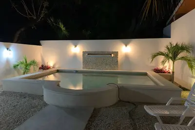 Image de Belle maison de plage de 2 chambres et 2 salles de bain. Deux pâtés de maisons de la plage.