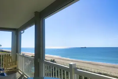 Image de Once Upon A Tide: Top Floor, Oceanfront, Prime Location, Pool, Linens included