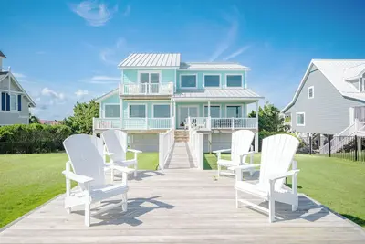 Image de Serenity by the Sea: Nostalgic Oceanfront Home with Room for the Whole Family