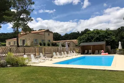 Image de Propriété isolée rénovée avec piscine privée chauffée jusqu'à 15 personnes