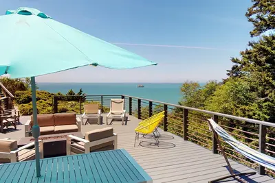 Image de Baker Beach House - New Lower Rate & Great Value w/ Hot Tub and ocean views!