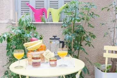 Image de Maison athénienne chic et lumineuse de grand-mère avec un patio
