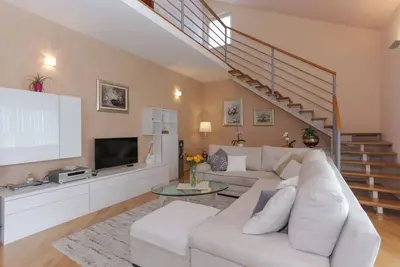 Image de Appartement luxueux et confortable avec une vue parfaite et un parking gratuit