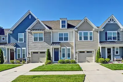 Image de Coastal Style 3 Bed, 2. 5 Bath Townhome in Amenity Rich Community