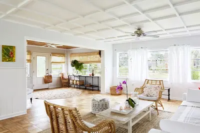 Image de Stylish, and relaxing in a charming neighbourhood with a secluded local beach.