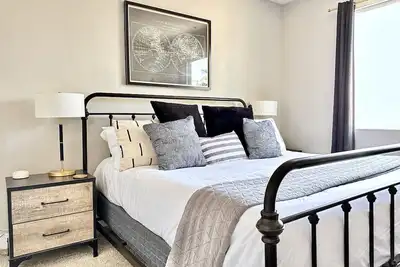 Image de ❤️️ Designer Apt - King Bed - Modern Building Choc - Hospital Adjacent
