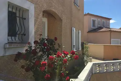 Image de Maison avec jardin et piscine, garage