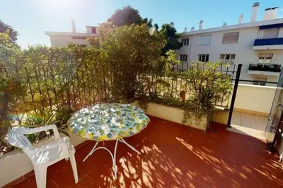 Image de Studio avec Grande Terrasse, Garage Privé, Proche Centre et Mer à Menton