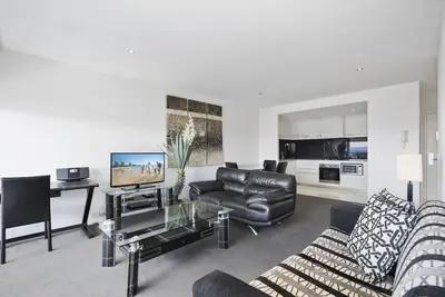 Image de Circle on Cavill - 1 Bedroom + Study Hinterland Airbnb - 7 Night